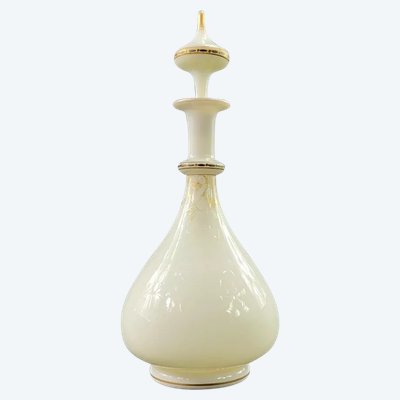 Carafe de nuit en opaline blanche rehaussée or époque début XIXe