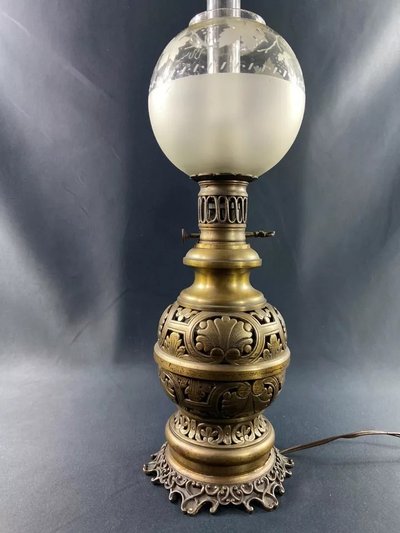 Large 19th century electrified brass lamp with openwork decoration in the Louis XIII style