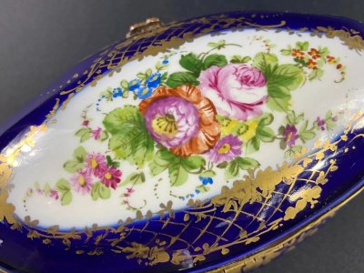 Schmuckschatulle Bonbonniere oval Porzellan Paris Sèvres Regency Blumendekor