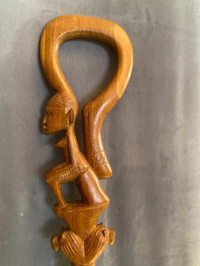 Canne de cérémonie en bois sculpté Afrique