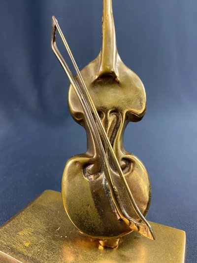 Soggetto in bronzo scolpito con violoncello e violino firmato Yves Lohé