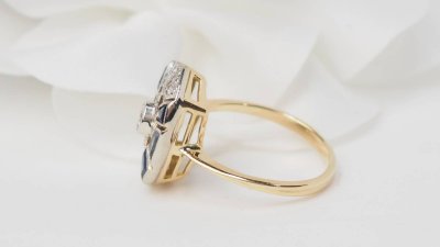 Alter Ring aus Gelbgold, Saphiren und Diamanten