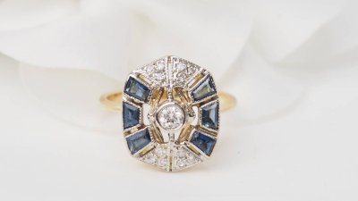 Alter Ring aus Gelbgold, Saphiren und Diamanten