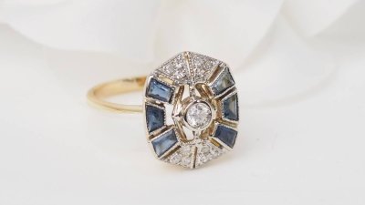 Alter Ring aus Gelbgold, Saphiren und Diamanten