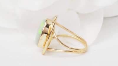 Ovaler Ring aus Gelbgold und Opal