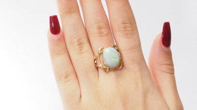 Ovaler Ring aus Gelbgold und Opal