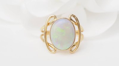 Ovaler Ring aus Gelbgold und Opal