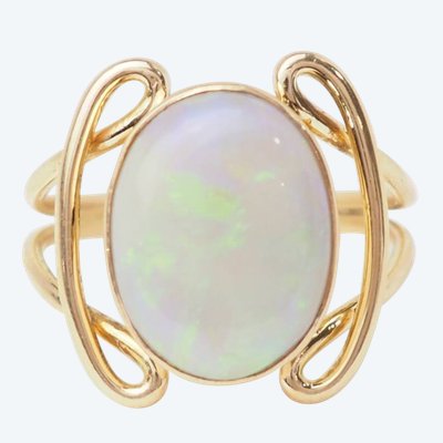 Ovaler Ring aus Gelbgold und Opal