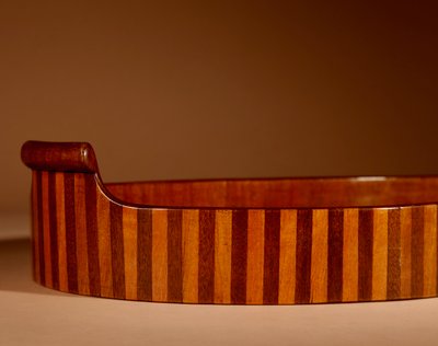 Unusual oval top in inlaid mahogany and satinwood.