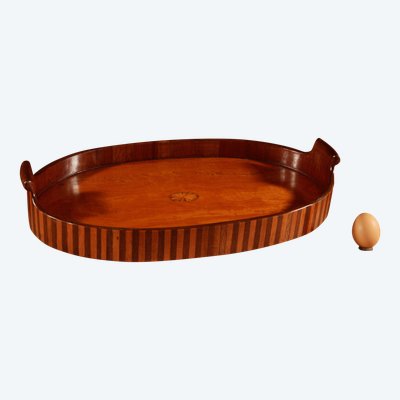 Unusual oval top in inlaid mahogany and satinwood.