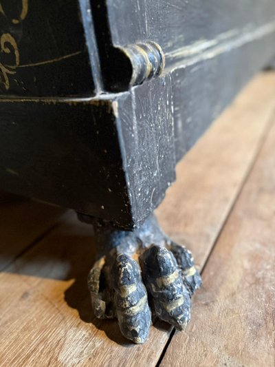 Commode italienne ( vue de Venise)datant du 19e siècle repatinee avec marbre