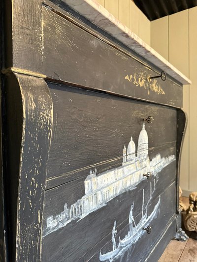 Commode italienne ( vue de Venise)datant du 19e siècle repatinee avec marbre