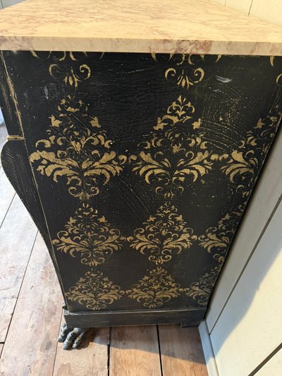 Commode italienne ( vue de Venise)datant du 19e siècle repatinee avec marbre