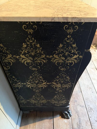 Commode italienne ( vue de Venise)datant du 19e siècle repatinee avec marbre