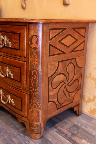 Louis XIV period marquetry chest of drawers decorated with a Ducal Crown circa 1700