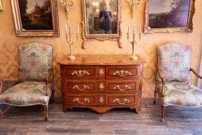 Louis XIV period marquetry chest of drawers decorated with a Ducal Crown circa 1700