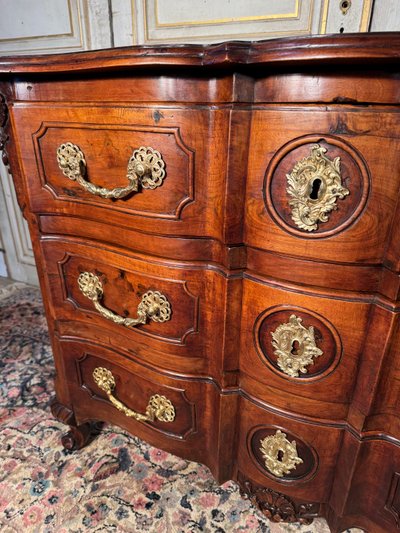 Commode arbalète en noyer d’époque Louis XV 18 eme siècle 