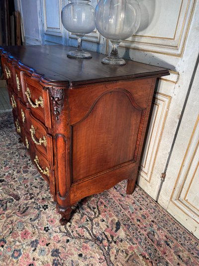 Commode arbalète en noyer d’époque Louis XV 18 eme siècle 