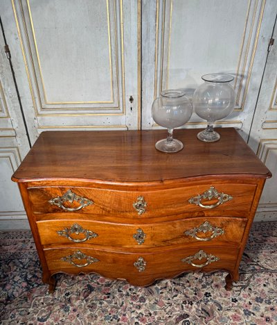 Commode galbée en noyer blond d’époque Louis XV 18 eme siècle 