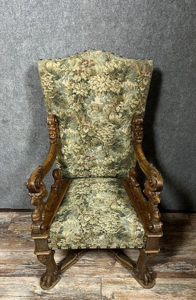 Renaissance throne armchair with slightly curved back in carved walnut.