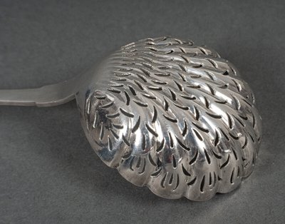 Sprinkling spoon Orfèvre RN silver 53 grams rich Louis XV decor