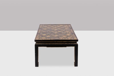 Lacquer coffee table with floral motifs. Circa 1900. LS6207355G