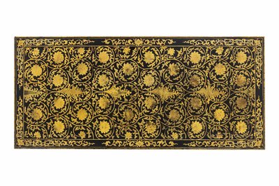 Lacquer coffee table with floral motifs. Circa 1900. LS6207355G