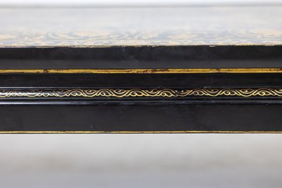 Lacquer coffee table with floral motifs. Circa 1900. LS6207355G