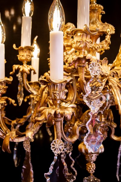 Signed by Victor Raulin (1867-1925), Louis XV style chiseled and gilded bronze chandelier Aux Amours