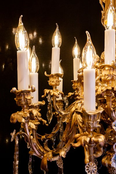 Signed by Victor Raulin (1867-1925), Louis XV style chiseled and gilded bronze chandelier Aux Amours