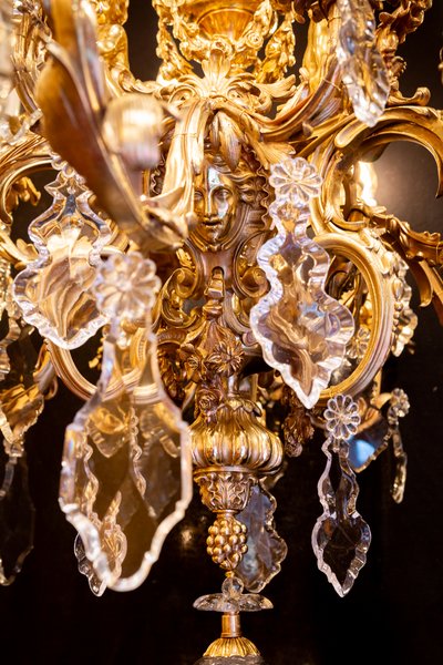 Signed by Victor Raulin (1867-1925), Louis XV style chiseled and gilded bronze chandelier Aux Amours