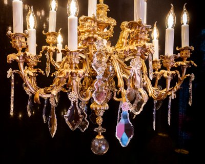 Signed by Victor Raulin (1867-1925), Louis XV style chiseled and gilded bronze chandelier Aux Amours