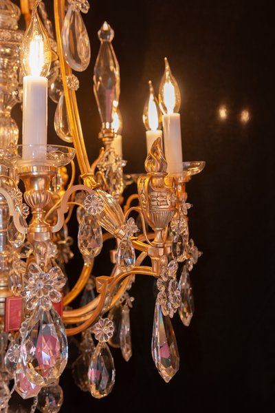 Signed by Baccarat, Louis XVI style chandelier with gilt bronze and cut crystal fire pots circa 1890