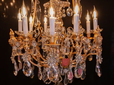 Signed by Baccarat, Louis XVI style chandelier with gilt bronze and cut crystal fire pots circa 1890