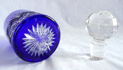 Große Alkohol- oder Parfümflasche aus Baccarat-Kristall mit blauem Überzug – Modell Douai – 20,2 cm