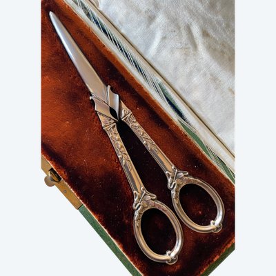 Art nouveau grape scissors.