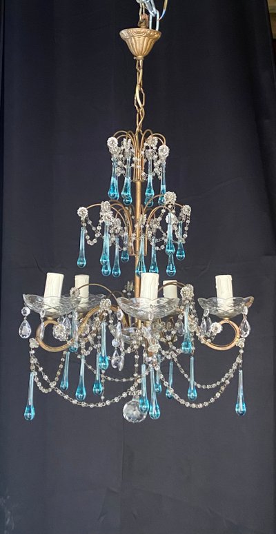 Chandelier composed of blue drops