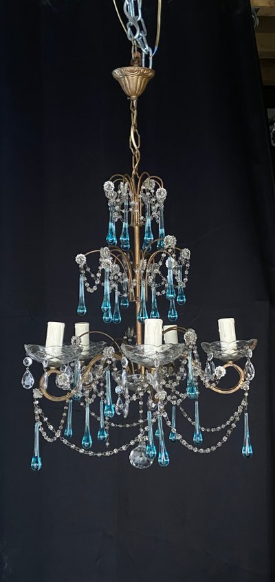 Chandelier composed of blue drops