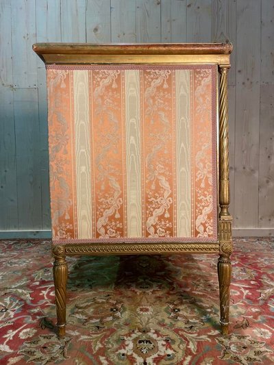 Banquette de style Louis XVI en bois doré.