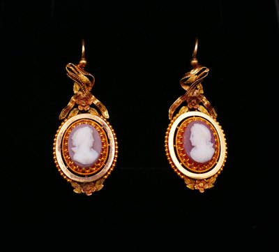 Pair of Cameo Earrings on agate, late 19th century. 18-carat gold