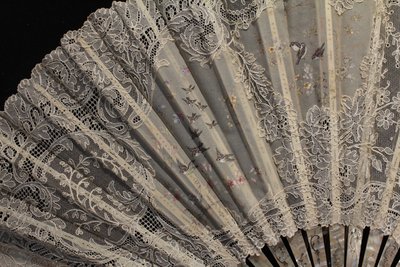 Fans Folded In Mother-of-Pearl And Lace Decor Painted With Birds 1890-1900