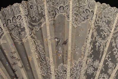 Fans Folded In Mother-of-Pearl And Lace Decor Painted With Birds 1890-1900