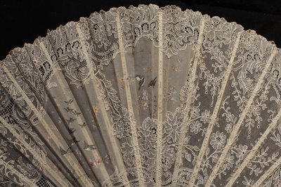 Fans Folded In Mother-of-Pearl And Lace Decor Painted With Birds 1890-1900