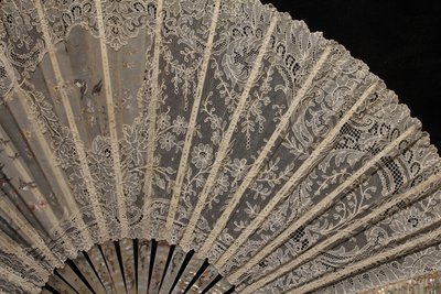 Fans Folded In Mother-of-Pearl And Lace Decor Painted With Birds 1890-1900