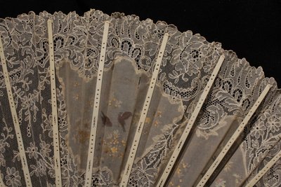 Fans Folded In Mother-of-Pearl And Lace Decor Painted With Birds 1890-1900