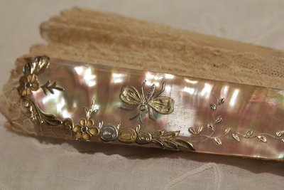 Fans Folded In Mother-of-Pearl And Lace Decor Painted With Birds 1890-1900