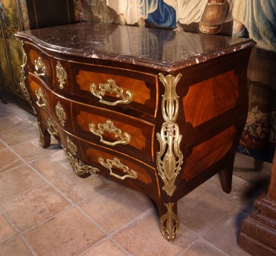 Grave chest of drawers stamped Dufour