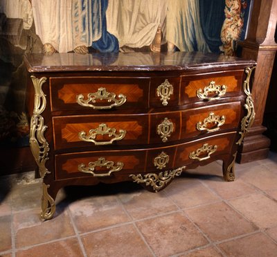 Grave chest of drawers stamped Dufour