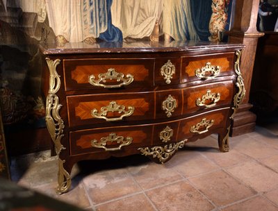 Grave chest of drawers stamped Dufour