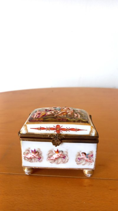 Porcelain chest: Capodimonte 19th century.